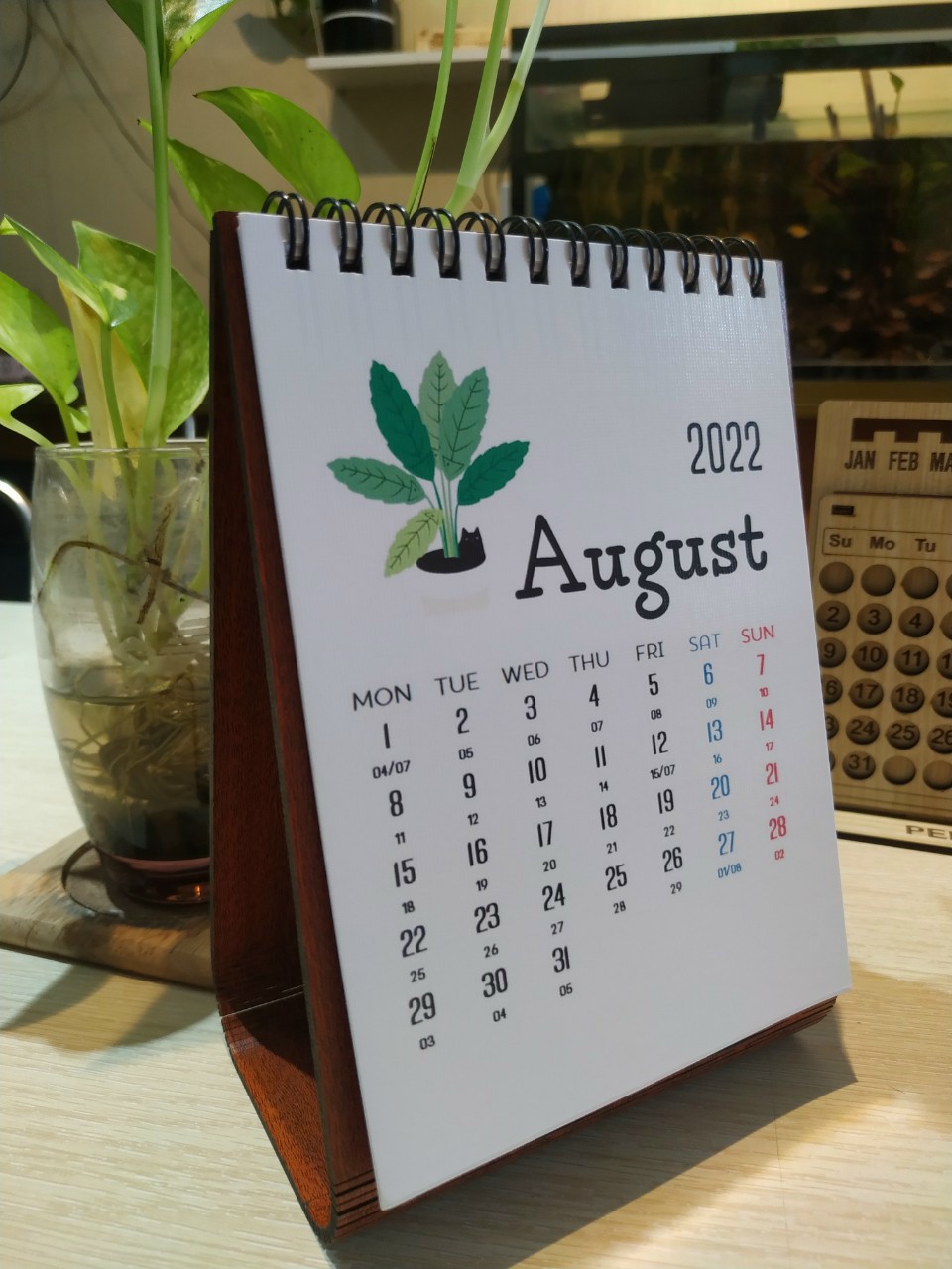 Qua tang KaiShop Bạn nên sử dụng lịch gỗ hay lịch giấy? 